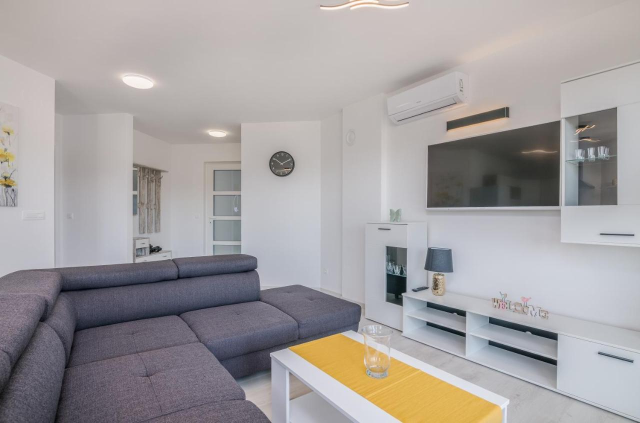 Apartments Villa "Aurea" With Pool Krk Town Luaran gambar